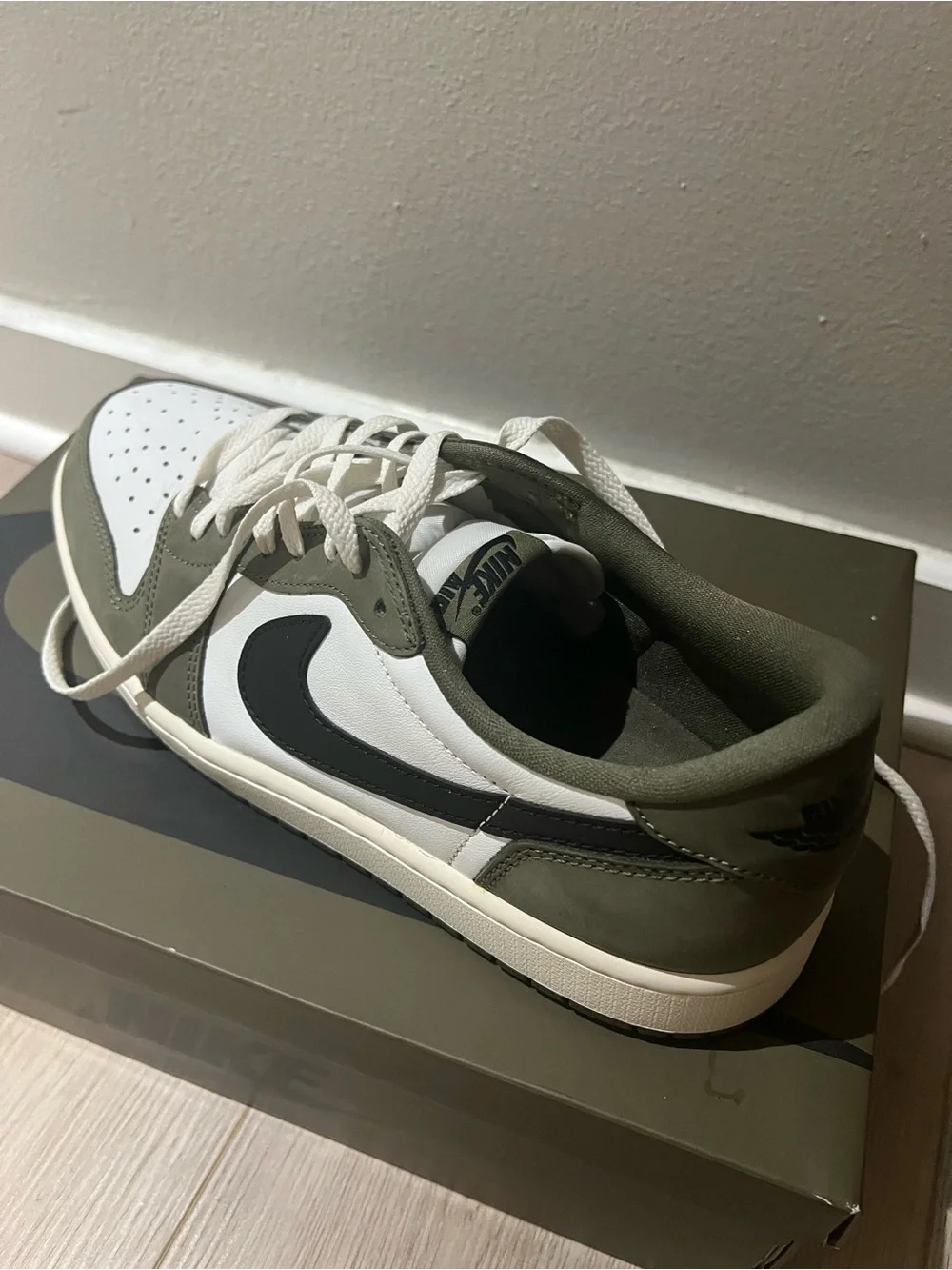 Nike Jordan 1 Low OG - White & Olive
